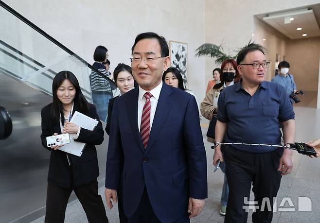 [서울=뉴시스] 김금보 기자 = 주호영 국회 부의장이 23일 오후 서울 여의도 국회 소통관에서 지방선거 대구시장 불출마 뜻을 밝힌 후 취재진 질문을 받지 않고 퇴장하고 있다. 2026.04.23. kgb@newsis.com