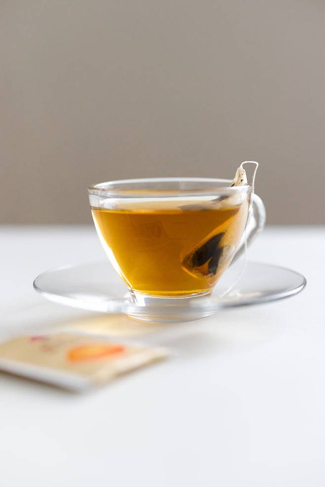 [서울=뉴시스] 티백 한 개를 우려낼 때 최대 147억 개의 미세플라스틱이 방출되는 것으로 나타났다. (사진=유토이미지)