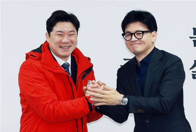 국민의힘 진종오 의원과 한동훈 전 대표. 연합뉴스