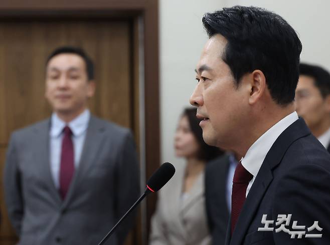 8박 10일간의 미국 방문을 마친 국민의힘 장동혁 대표가 20일 국회에서 기자회견을 갖고 있다. 뒤는 김민수 최고위원. 황진환 기자