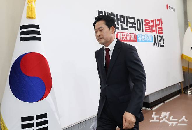 8박 10일간의 미국 방문을 마친 국민의힘 장동혁 대표가 20일 국회에서 기자회견 후 자리를 뜨고 있다. 황진환 기자