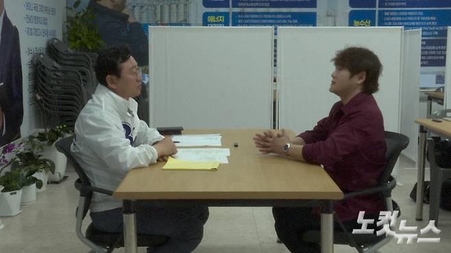 조국혁신당 명창환(왼쪽) 여수시장 예비후보가 인터뷰를 하고 있다. 전남CBS