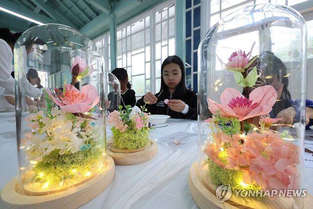 2025년 서울 종로구 창경궁에서 어린이들이 복숭아꽃 효도등을 만들고 있다. 연합뉴스