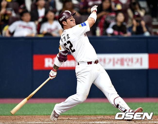 [OSEN=고척, 최규한 기자] 키움 히어로즈가 기선 제압에 성공했다.&nbsp;키움은 6일 서울 고척스카이돔에서 열린 '2019신한은행 MYCAR KBO리그' LG 트윈스와의 준플레이오프 1차전에서 물러서지 않는 뜨거운&nbsp;투수전을 벌인 끝에 9회말 박병호의 끝내기 홈런에 힘입어 1-0으로 승리했다.9회말 무사 선두타자로 나선 키움 박병호가 끝내기 솔로포를 날리고 있다. /dreamer@osen.co.kr