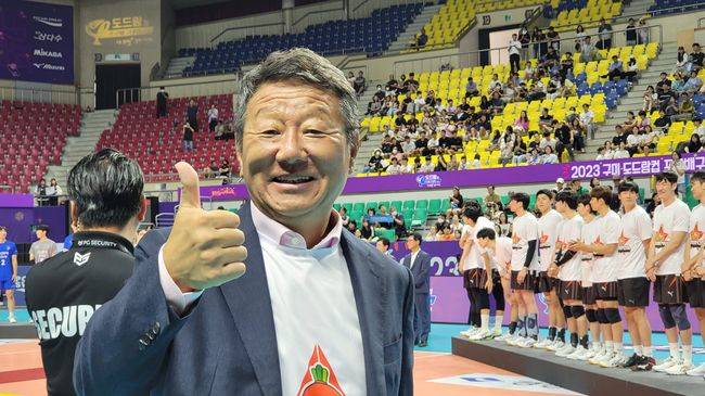 '2023 구미·도드람컵'에서 OK저축은행 읏맨 프로배구단 우승 시상식에서 기뻐하는 최윤 회장. / OK저축은행