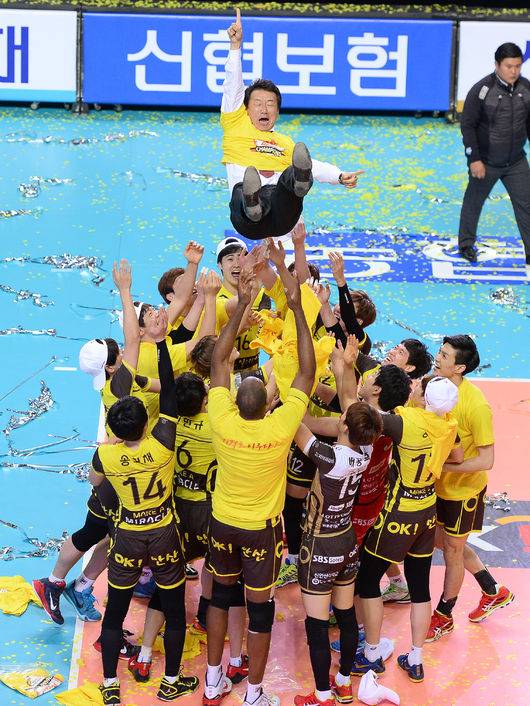 OK저축은행 창단 초기 우승 후 선수들에게 헹가래 받는 최윤 회장. / OK저축은행