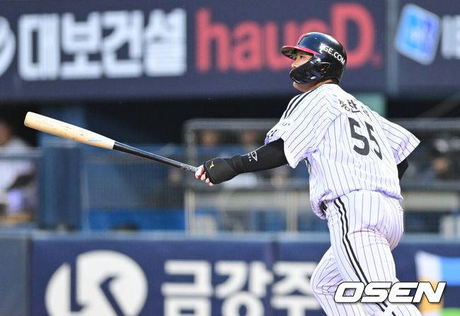 [OSEN=잠실, 최규한 기자] 22일 서울 잠실야구장에서 ‘2026 신한 SOL KBO리그’ LG 트윈스와 한화 이글스의 경기가 열렸다.홈팀 LG는 라클란 웰스, 방문팀 한화는 왕옌청을 선발로 내세웠다. 2회말 2사 1루 상황 LG 송찬의가 선제 좌월 투런포를 날리고 있다. 2026.04.22 / dreamer@osen.co.kr