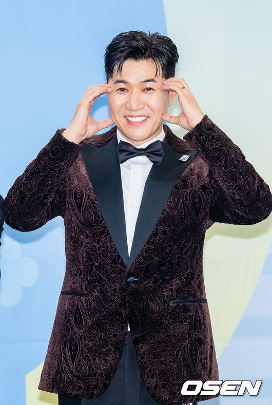 [OSEN=박준형 기자] &nbsp;2025 KBS 연예대상이 20일 오후 서울 여의도 KBS 신관 공개홀에서 진행됐다.이날 가수 이찬원, 배우 이민정, 코미디언 문세윤이 MC를 맡았다. 시청자들의 사전 선호도 조사와 생방송 문자 투표로 결정되는 ‘최고의 프로그램상’은 ‘2025 KBS 연예대상’의 하이라이트로 손꼽힌다. 올해는 ‘개그콘서트’, ‘1박 2일’, ‘불후의 명곡’, ‘슈퍼맨이 돌아왔다’, ‘살림하는 남자들’, ‘사장님 귀는 당나귀 귀’, ‘신상출시 편스토랑’, ‘더 시즌즈’까지 총 8팀이 후보에 올랐다.&nbsp;김종민이 포즈를 취하고 있다.    2025.12.20 / soul1014@osen.co.kr