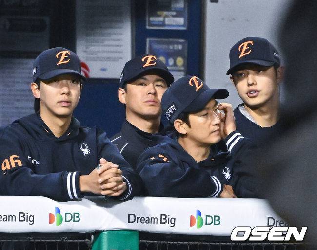 [OSEN=잠실, 박준형 기자] 21일 오후 서울 잠실구장에서 2026 신한 SOL KBO리그 LG 트윈스와 한화 이글스의 경기가 진행됐다.이날 LG는 송승기를, 한화는 문동주를 선발투수로 내세웠다.1군과 동행 중인 한화 노시환이 더그아웃에서 동료들의 경기를 지켜보고 있다.    2026.04.21 / soul1014@osen.co.kr