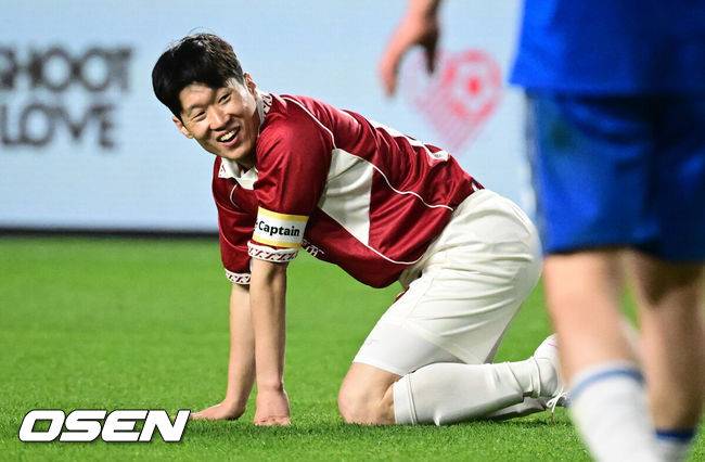 [OSEN=수원, 조은정 기자]OGFC와 수원삼성 블루윙즈 레전드 매치 ‘OGFC: THE LEGENDS ARE BACK’이 19일 수원월드컵경기장에서 열렸다.OGFC는 박지성, 리오 퍼디난드, 라이언 긱스, 파트리스 에브라 등 프리미어리그 황금기를 대표하는 레전드들이 축구 콘텐츠·이벤트 제작사 슛포러브와 함께 결성한 신생 독립팀이다.후반 OGFC 박지성이 슛동작 중 파울을 당한 뒤 관중들의 야유에 웃음을 짓고 있다. 2026.04.19 /cej@osen.co.kr