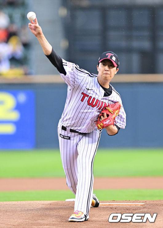 [OSEN=잠실, 최규한 기자] 23일 서울 잠실야구장에서 ‘2026 신한 SOL KBO리그’ LG 트윈스와 한화 이글스의 경기가 열렸다.홈팀 LG는 이정용, 방문팀 한화는 황준서를 선발로 내세웠다. 1회초 LG 선발 이정용이 힘차게 공을 뿌리고 있다. 2026.04.23 / dreamer@osen.co.kr