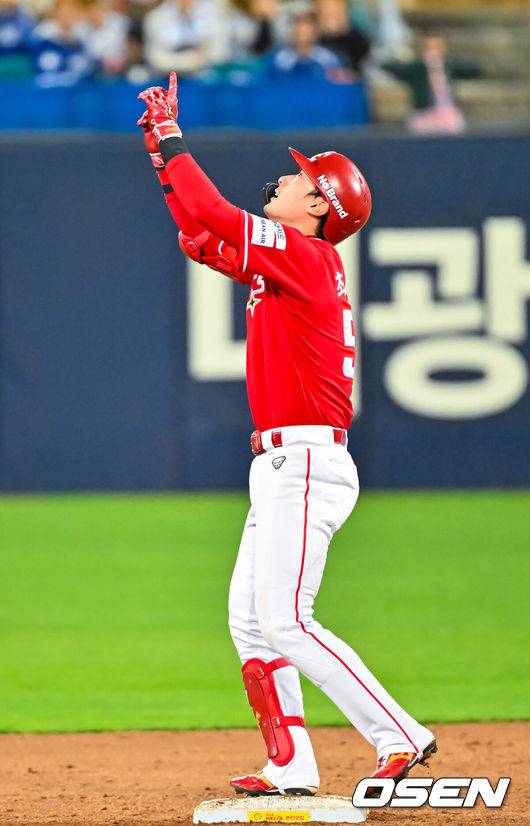 [OSEN=대구, 민경훈 기자] 23일 오후 대구삼성라이온즈파크 ‘2026 신한 SOL Bank KBO리그' 삼성 라이온즈와 SSG 랜더스와 경기가 열렸다.이날 삼성은 오러클린을, SSG는 화이트를 선발투수로 내세웠다.9회초 2사 주자 만루 SSG 최지훈이 우익수 뒤 2타점 적시 2루타를 때리고 있다. 2026.04.23 / rumi@osen.co.kr