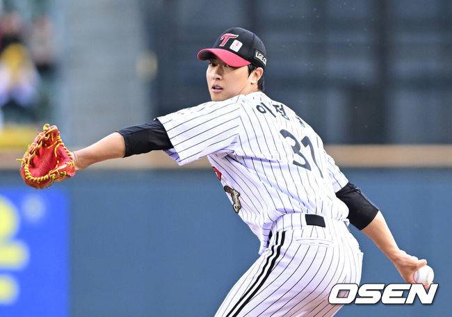 [OSEN=잠실, 최규한 기자] 23일 서울 잠실야구장에서 ‘2026 신한 SOL KBO리그’ LG 트윈스와 한화 이글스의 경기가 열렸다.홈팀 LG는 이정용, 방문팀 한화는 황준서를 선발로 내세웠다. 1회초 LG 선발 이정용이 힘차게 공을 뿌리고 있다. 2026.04.23 / dreamer@osen.co.kr