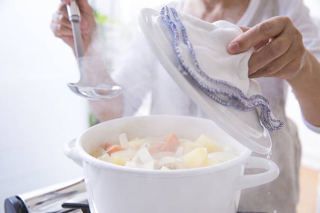 남은 음식은 내부까지 충분히 가열해야 한다. 중심온도 74도 이상이 권장 기준이다. 게티이미지