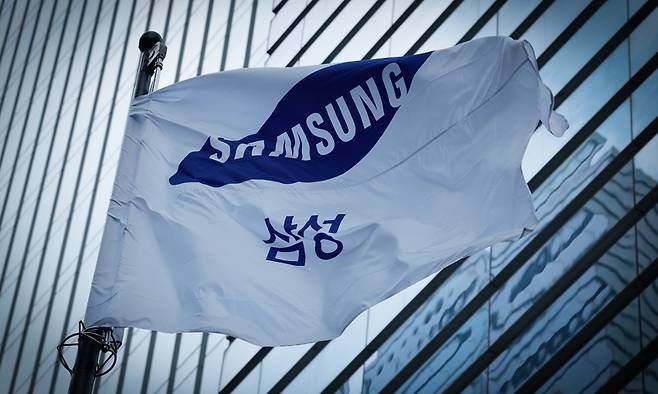 서울 삼성전자 서초사옥에 깃발이 휘날리고 있다.