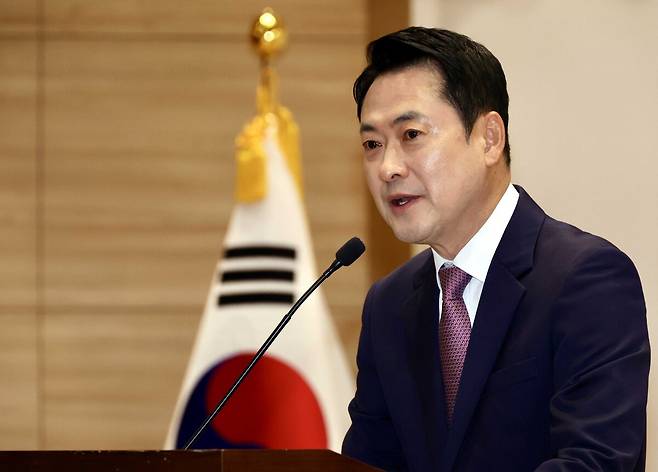 장동혁 국민의힘 대표가 23일 오전 서울 여의도 국회 의원회관 대회의실에서 열린 AI·디지털 전환 시대, 직업훈련의 품질개선과 혁신, 지원 개선 방안 토론회에서 축사를 하고 있다. 뉴시스