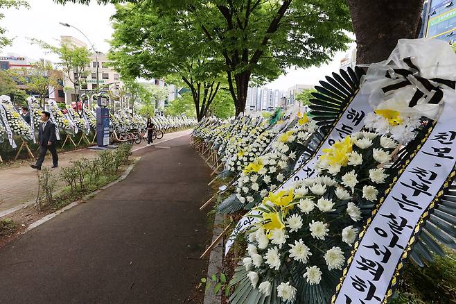 23일 전남 순천시 광주지방법원 순천지원 앞에 친모의 학대로 숨진 생후 4개월 '해든이'를 추모하는 근조화환이 놓여 있다.연합뉴스