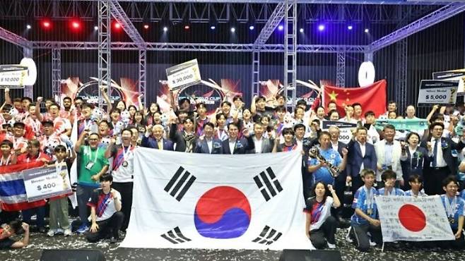 2025년 9월 27일 열린 ‘2025 전주드론축구월드컵(FIDA World Cup Jeonju 2025)’ 대회 시상식에서 순위에 오른 한국, 중국, 일본, 싱가포르를 비롯한 각국 선수들이 수상을 자축하며 환호하고 있다. 전주시 제공