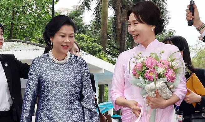 김혜경 여사와 또럼 베트남 당 서기장 겸 국가주석 부인 응오 프엉 리 여사가 23일(현지 시간) 베트남 하노이 민족학 박물관에서 열린 친교 일정에서 대화하며 이동하고 있다. 김 여사가 착용한 옷은 응오 프엉 리 여사가 선물한 베트남 전통 의상 아오자이다. 뉴시스