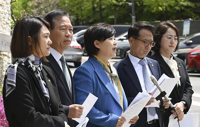 23일 서울 종로구 감사원에서 열린 윤석열 정권 정치검찰 조작기소 의혹 사건 진상규명 국정조사특별위원회의 현장조사가 끝난 뒤 서영교 위원장이 브리핑하고 있다. 연합뉴스