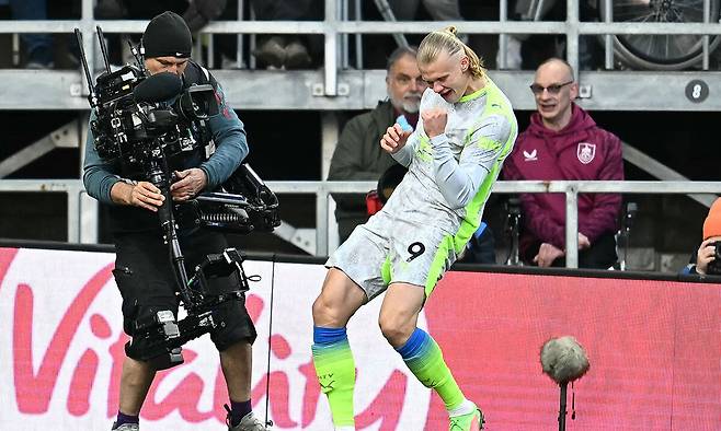 홀란, 기쁨의 세리머니 맨체스터 시티 엘링 홀란(오른쪽)이 23일 영국 번리의 터프 무어에서 열린 2025~2026시즌 EPL 33라운드 번리와 원정경기에서 결승골을 터뜨린 뒤 환호하고 있다. 맨체스터 시티는 1-0으로 번리를 꺾고 아스널을 제치고 리그 선두로 올라섰다. 번리=AFP연합뉴스