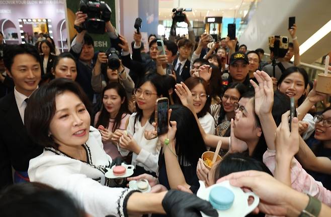 마카롱 나눠주는 김혜경 여사 - 이재명 대통령과 베트남을 국빈 방문 중인 김혜경 여사가 23일(현지시간) 하노이 롯데몰에서 열린 K문화관광대전에서 관람객들에게 마카롱을 나눠주고 있다. 하노이 연합뉴스