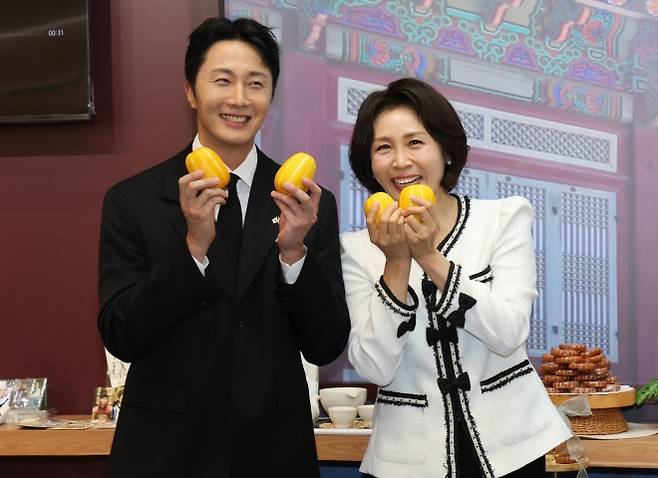 김혜경 여사, K문화관광대전 방문 - 이재명 대통령과 베트남을 국빈 방문 중인 김혜경 여사가 23일(현지시간) 하노이 롯데몰에서 열린 K문화관광대전에서 배우 정일우와 참외를 들고 있다. 하노이 연합뉴스