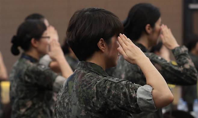 서울 용산구 국방컨벤션에서 열린 68주년 여군 창설 기념 ‘국방여성 리더십 발전 워크숍’ 참석자들이 국기에 대한 경례를 하고 있다. 연합뉴스.