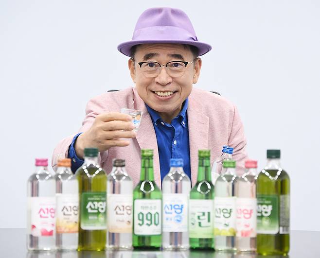 조웅래 선양소주 회장이 23일 서울경제신문과의 인터뷰에서 소주잔을 들고 포즈를 취하고 있다. 대전=오승현 기자