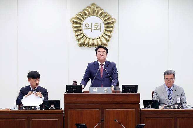 이상승 칠곡군의회 의장이 22일 제317최 임시회 본회의 개회를 선언하고 있다. ⓒ칠곡군의회 제공
