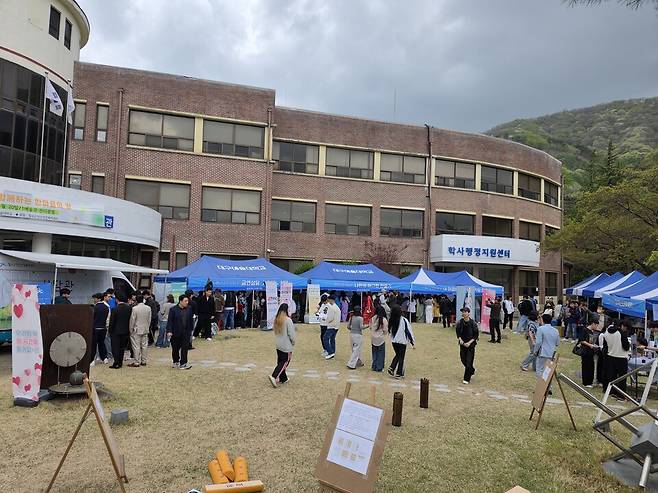 칠곡군정신건강복지센터가 20일 대구예술대학교에서 대학생과 지역 청년들을 대상으로 마음 건강 증진을 위한 '청년고민상담소'를 운영하는 모습 ⓒ칠곡군 제공