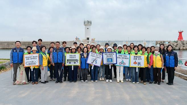 4월22일 '지구의 날 맞이 환경 정화 캠페인' 참가자들이 경주 주상절리 일대에서 기념촬영을 하는 모습 ⓒ월성원자력본부 제공