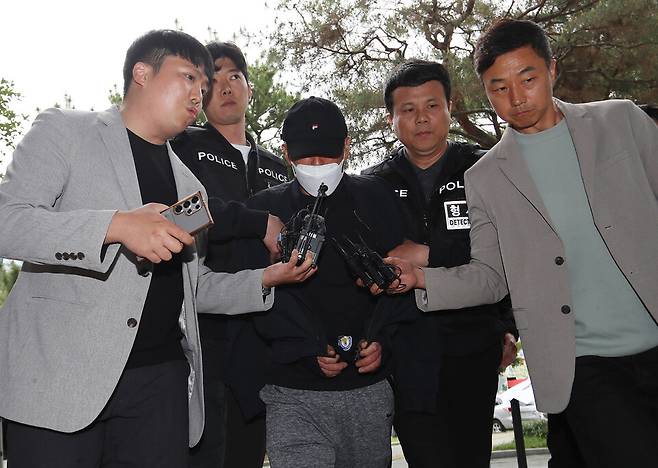 &nbsp;화물연대본부 집회 현장에서&nbsp;화물차를 몰아 3명을 치어 1명을 사망케하고 2명에게 상해를 입힌 혐의를 받는 40대 운전자가 구속 전 피의자 심문(영장실질심사)을 받기 위해 23일 창원지방법원 진주지원에 출석하고 있다. ⓒ공동취재