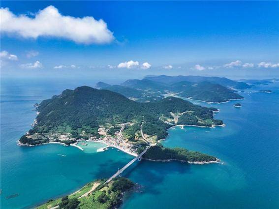 여수세계섬박람회는 '섬, 바다와 미래를 잇다'를 주제로 9월 5일부터 11월 4일까지 여수시 돌산읍 진모지구를 중심으로 개도, 금오도 등지에서 열린다. 금오도 전경 ⓒ섬박람회 조직위 제공