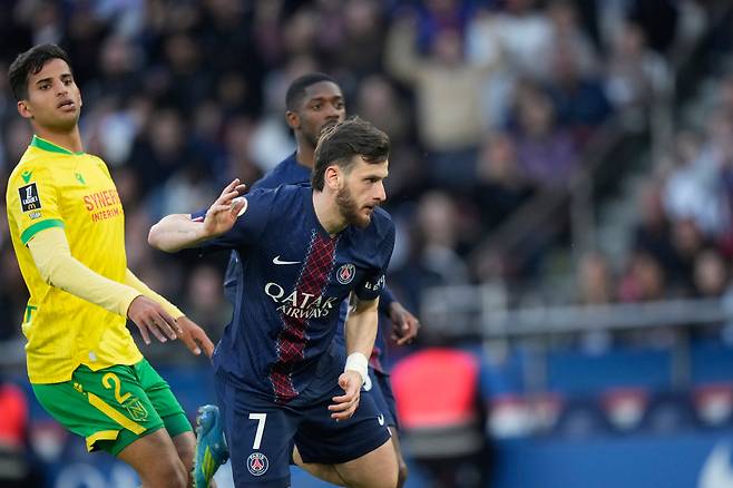 22일, 프랑스 파리에서 열린 파리 생제르맹과 낭트의 프랑스 리그 원 축구 경기에서 PSG의 크비차 크바라츠켈리아가 득점 후 기뻐하고 있다. AP연합뉴스