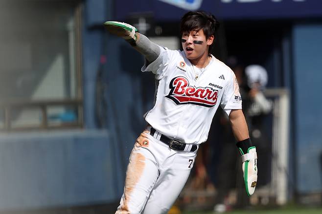 두산 박찬호가 19일 잠실 KIA전에서 홈에서 아웃 판정을 받은 뒤 세이프를 주장하고 있다. 두산베어스 제공