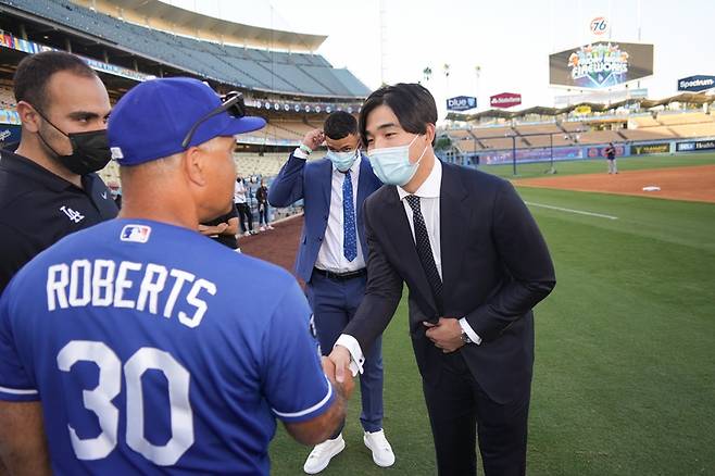 ▲ 다저스 산하 올해의 마이너리그 투수상을 받은 최현일. 데이브 로버츠 감독과 악수하고 있다. ⓒ 최현일