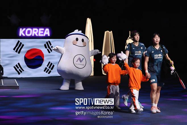 ▲ 이소희(사진 뒷줄 오른쪽에서 둘째)-백하나(사진 맨 오른쪽) 조는 김혜정-공희용 조보다 세계랭킹이 두 계단 더 높을 뿐더러 국제대회에서 실적도 빼어나다. 2024년 전영오픈과 아시아선수권을&nbsp;싹쓸이하는 등 '세계 최강' 중국의 류성수-탄닝 조에 견줄 만한 경쟁력을 자랑하고 있다.