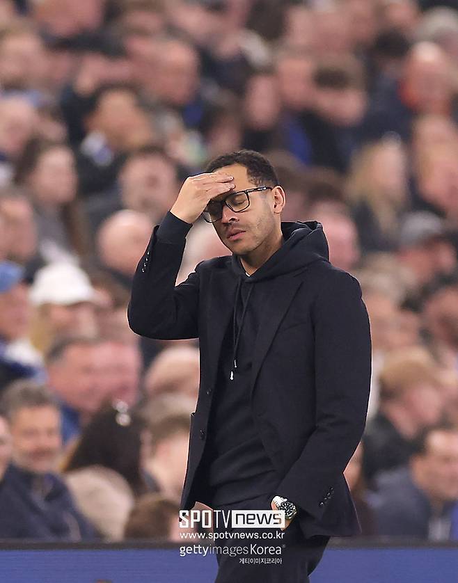 ▲ 잉글랜드 프리미어리그 빅클럽 첼시가 흔들리고 있다. 114년 만에 5경기 연속 무득점 패배로 고개를 떨궜고 끝내 신임 사령탑과 3개월 만에 결별을 선언했다. 프랑스 스트라스부르 시절 평균 연령 21세의 젊은 선수단으로 유럽대항전을 뚫어낸 리엄 로즈니어 감독 '매직'이 영국에선 전혀 통하지 않았다. ⓒ 연합뉴스 / REUTERS