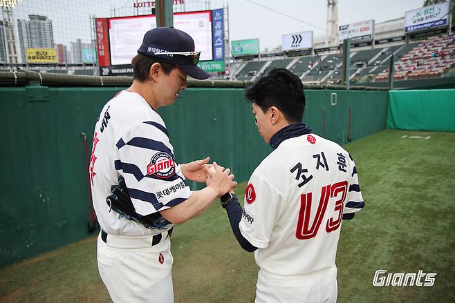 ▲ 롯데 김원중과 조지훈 응원단장 ⓒ롯데 자이언츠