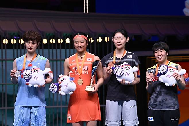 ▲ 아시아 정상에 오르며 메이저 대회 그랜드슬램의 대업을 달성한 세계 배드민턴 여자 단식의 \'절대 강자\' 안세영이 태극마크를 달고 단체전 우승에 도전한다. 아시아선수권 동메달리스트 심유진(왼쪽에서 세번째)과 호흡이 기대된다. ⓒ 연합뉴스/AFP