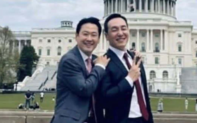 미국에 있을 때가 좋았는데···. 장동혁 국민의힘 대표와 김민수 최고위원이 미 국회의사당 앞에서 웃으며 포즈를 취하고 있다. 김종혁 전 국민의힘 최고위원 페이스북