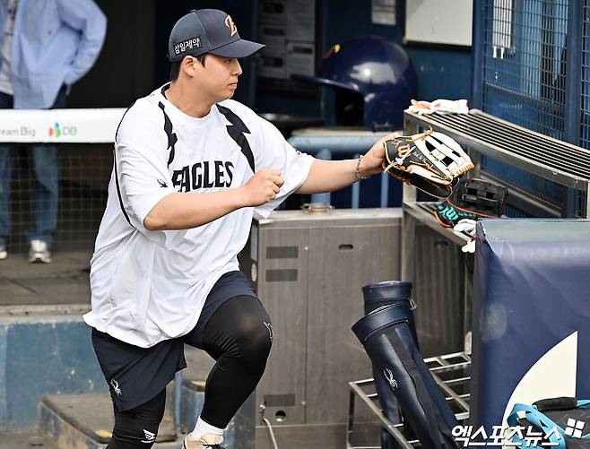 21일 오후 서울 송파구 잠실야구장에서 열리는 '2026 신한 SOL Bank KBO리그' 한화 이글스와 LG 트윈스의 경기, 한화 노시환이 훈련을 위해 그라운드로 나서고 있다. 엑스포츠뉴스 DB