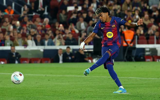 라민 야말(바르셀로나)은 23일(한국시간) 스페인 바르셀로나의 스포티파이 캄노우에서 열린 셀타 비고와의 2025-2026 스페인 라리가 32라운드 홈 경기에서 부상을 입었다. 이날 선발로 출전한 야말은 전반 39분 페널티킥을 찬 후 왼쪽 허벅지 뒤쪽을 붙잡고 쓰러졌다.  2026 국제축구연맹(FIFA) 북중미 월드컵(캐나다·미국·멕시코 공동개최) 개막이 50일 밖에 남지 않은 상황에서 부상을 입으면서 야말의 생애 첫 월드컵 출전 여부가 불투명해졌다. 연합뉴스