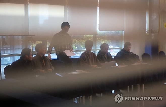 마주 앉은 노사 (대전=연합뉴스) 이주형 기자 = 처우개선과 직접 교섭을 놓고 충돌을 빚고 있는 BGF로지스 관계자들이 22일 대전 동구 한 호텔에서 민주노총 공공운수노조 화물연대본부 관계자들과 실무교섭 상견례를 진행하고 있다.  2026.4.22 coolee@yna.co.kr