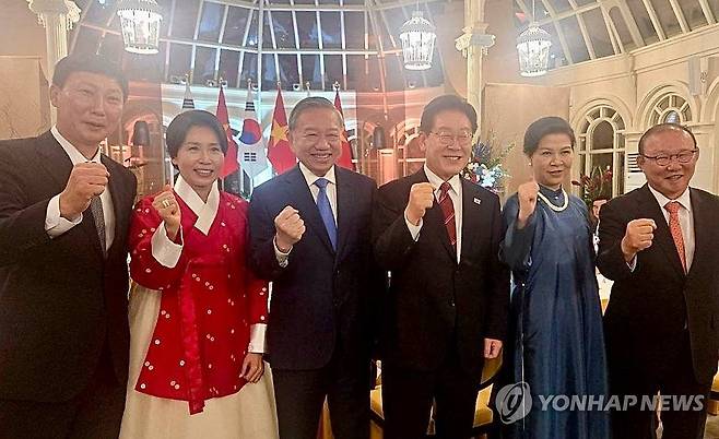이재명 대통령 부부, 베트남 축구 전·현직 레전드 감독과 기념사진 (하노이=연합뉴스) 베트남을 국빈 방문한 이재명 대통령과 김혜경 여사가 22일(현지시간) 하노이 영빈관에서 열린 국빈 환영만찬에서 또 럼 베트남 공산당 서기장 겸 국가주석 부부 및 베트남 전·현직 축구대표팀 감독과 기념촬영을 하고 있다.
    왼쪽부터 김상식 현 베트남 축구 대표팀 감독, 김혜경 여사, 또 럼 서기장, 이재명 대통령, 응오 프엉 리 여사, 박항서 전 베트남 축구 대표팀 감독. 2026.4.23 [이재명 대통령 SNS. 재판매 및 DB 금지] superdoo82@yna.co.kr
