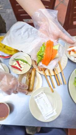 반쎄오 쌈을 싸서 먹는 장면[사진/이동경 기자]