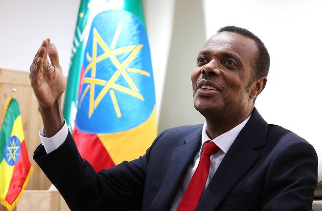 '한국은 혈맹' 연합뉴스와 인터뷰하는 두카모 주한 에티오피아 대사 (서울=연합뉴스) 김주형 기자 = 두카모 대사는 22일 서울 성북구 주한 에티오피아 대사관에서 1시간가량 진행된 연합뉴스와 인터뷰에서 한국을 '혈맹'(blood alliance)이라고 부르며 양국 관계를 강화해 나가자고 말했다. 2026.4.23  kjhpress@yna.co.kr