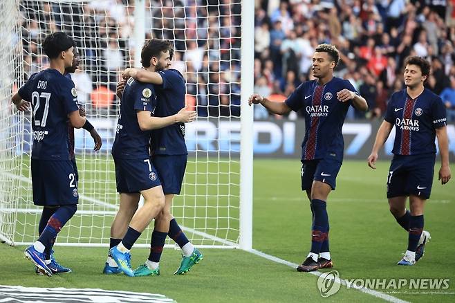 흐비차 크바라츠헬리아(7번)의 쐐기 골에 기뻐하는 PSG 선수들 [EPA=연합뉴스]