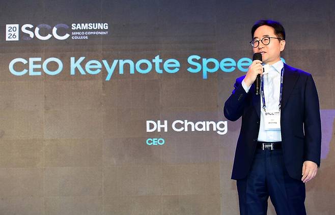 '2026 SCC' 행사에서 발언하는 장덕현 삼성전기 사장  (서울=연합뉴스) 장덕현 삼성전기 사장이 지난 22일 부산에서 열린 해외 고객 초청행사 '2026 SCC'에 참석해 인사말을 하고 있다. 2026.4.23 [삼성전기 제공. 재판매 및 DB 금지]
